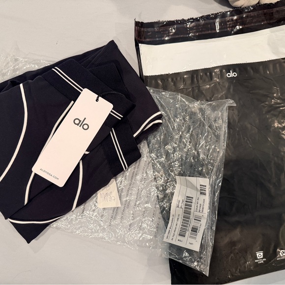 ALO Yoga Black Leggings with White Accents is available for purchase on au  PAY Market - Imported Goods Online Store Co.Ltd. | au PAY Market - Online  Shopping Site